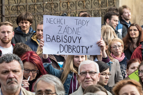 Na demonstraci se nepodávalo žádné občerstvení. Ani koblihy. Pokud někdo s ministrem financí sympatizoval, držel zřejmě své pocity pod pokličkou. Jinak by se mu nejspíš nevedlo nejlépe.