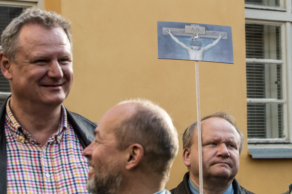 Ještě pořád je mezi lidmi recese a snaha o humorné zobrazení situace. Atmosféra ale byla místy dosti vážná.