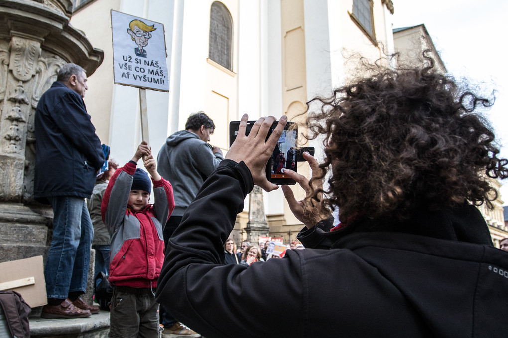 Ovšem našly se i humorné chvilky. Pošleme mamince fotku, jak se nám to hlídání pěkně daří, co?