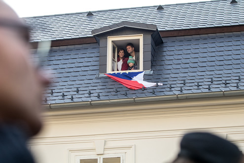 ...sousedům evidentně trochu rozruchu pod okny nevadilo.