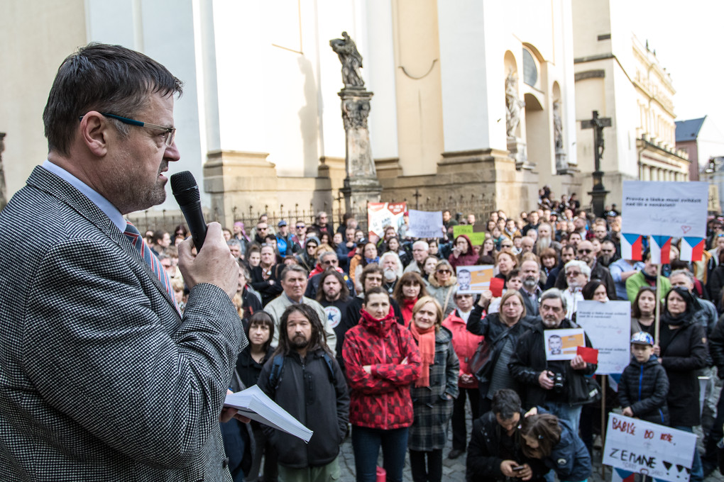 Největší ohlas vzbudil senátor Lumír Kantor. - Babiš by nejraději Senát zrušil, zrovna dnes se ukazuje, jak je důležitý, řekl a narážel tak na možnost ústavní žaloby na prezidenta, kterou chce podpořit stále více senátorů.