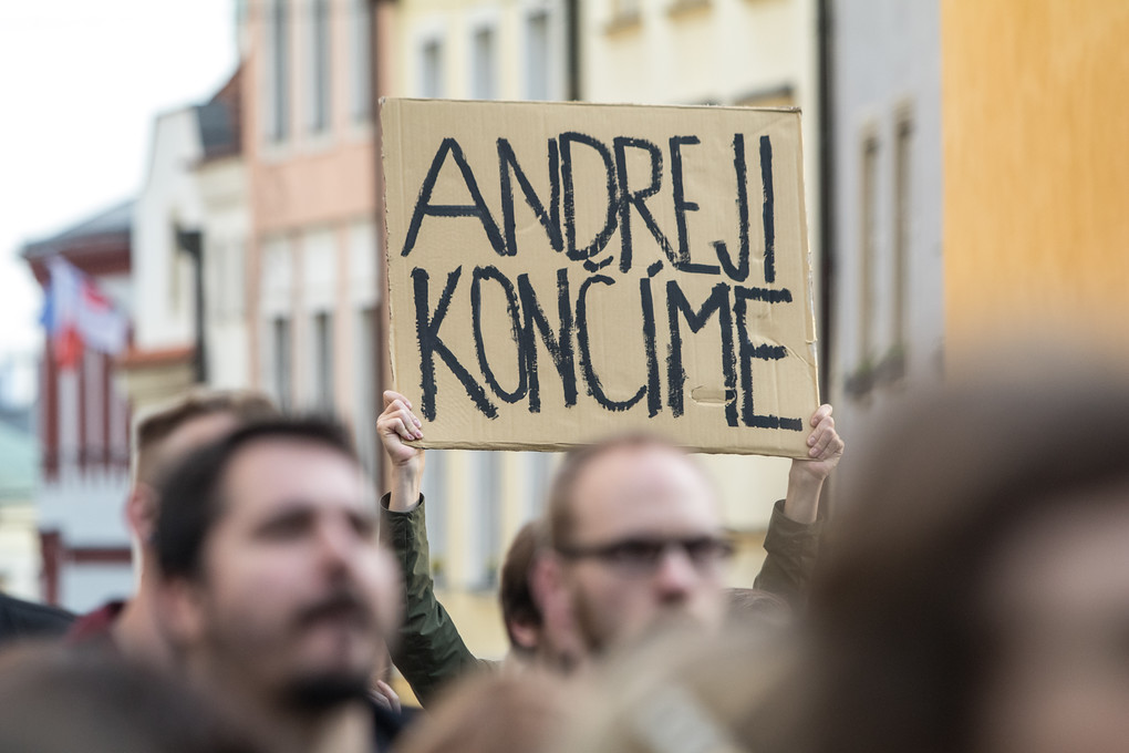 Tečka na závěr? Andrej Babiš nicméně po večerní schůzce s prezidentem a koaličními partnery vyloučil, že by sám rezignoval. A prezident se ho zřejmě odvolat hned tak nechystá. Navzdory výzvám a dokonce i petici, která ho žádá, aby respektoval Ústavu.