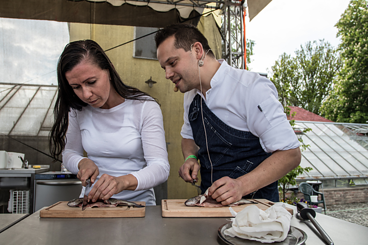 Jakub Černý z Lobster Atmosphere si vytáhl asistenku Janu přímo z řad publika. A svou show pojal tak trochu jako lekci vaření.