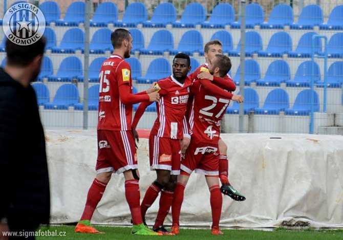 Gólová radost. Debut oslavil Jan Ambrozek první brankou. Mezi gratulanty byl i nahrávač Tomáš Chorý.