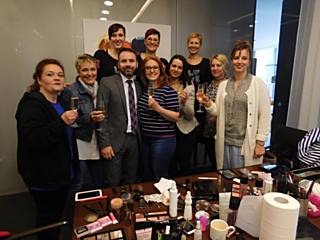 Na maminky hned ráno čekala snídaně v NH hotelu, kde si užily i péči vizážistů, poté se přesunuly do redakce Olomouckého deníku a do Rádia Haná, kde si vychutnaly živé vysílání...