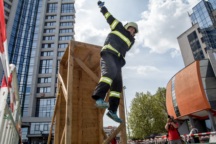 Sedm desítek závodníků z celé České republiky z řad jak profesionálních, tak i dobrovolných a podnikových hasičů se postavilo na start této velmi fyzicky náročné soutěže. Hasiči startovali v kompletním zásahovém oděvu za použití dýchacího přístroje jako zátěže. Ještě před několika lety měli dýchací masku povinně nasazenou, tato obzvlášť drsná podmínka už ale byla vyškrtnuta.