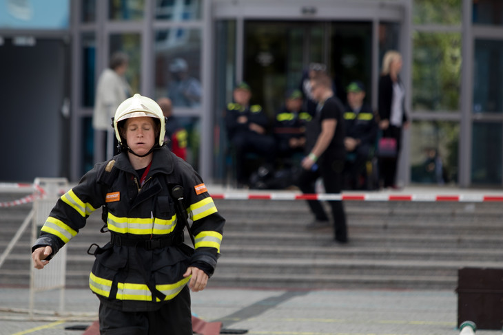 Váha kompletní zátěže, kterou hasič nese, je asi osmnáct kilogramů. V kombinaci s téměř letním počasím nic, co by člověk soutěžícím záviděl.