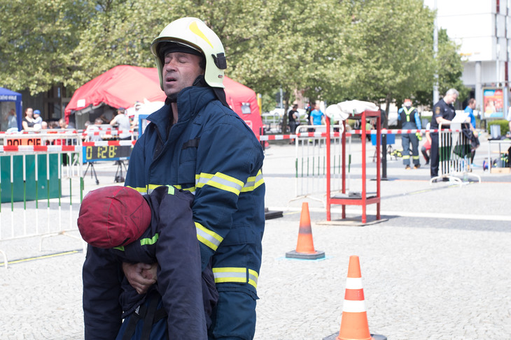 Figurína má simulovat dospělého muže. Proto taky váží osmdesát kilogramů.