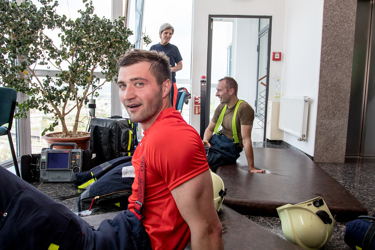 Název Nejtvrdší hasič přežije nemá soutěž náhodou. Zvládnou ji opravdu jen ti nejtvrdší.