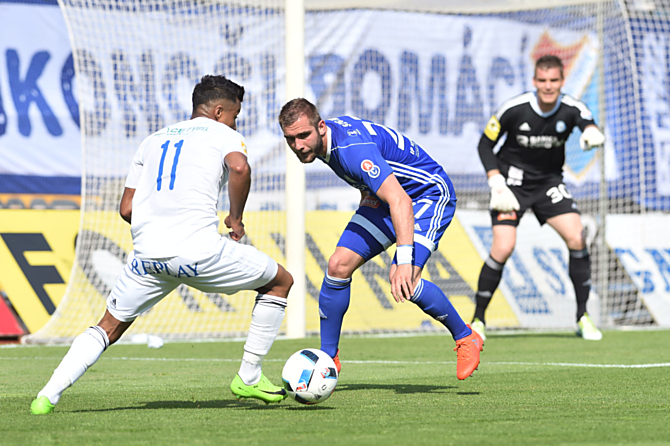 Sigmu zase nejvíce zlobil de Azevedo. Martin Sladký neměl dobrou první půli, a tak jej do druhého poločasu nahradil Martin Hála.
