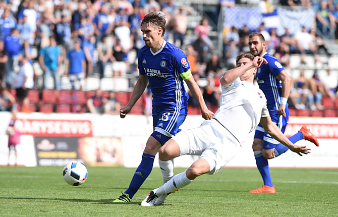 Kapitán SK Sigma Olomouc Aleš Škerle odebral míč útočníkovi Baníku Jakubovi. V derby skončil duel 0:0.