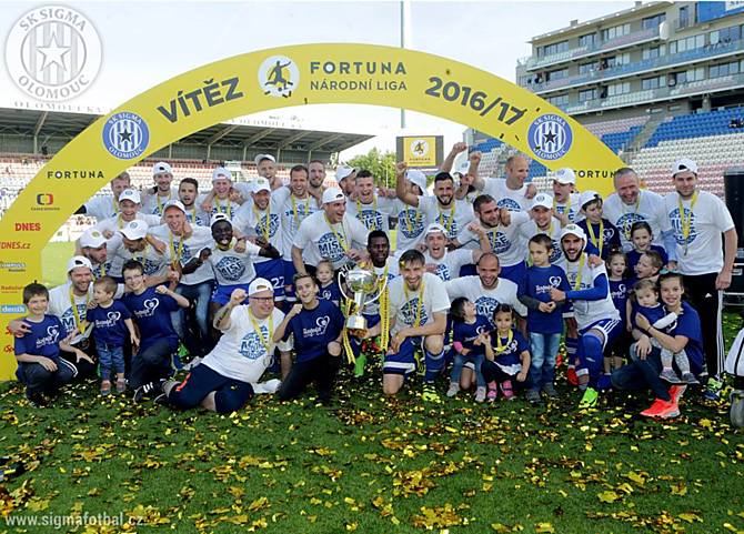 SK Sigma Olomouc, vítěz Fortuna národní ligy v sezoně 2016/2017. Aleš Škerle s pohárem dole uprostřed.