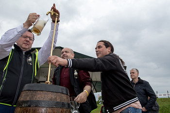 Slavnostního zahájení se chopil primátor Antonín Staněk krátce před pátou hodinou odpolední... Asistoval mu pořadatel Beerfestu Pavel Spálený.