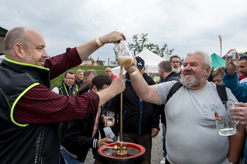 Narážel se sud z pivovaru Holba, Vladimír Zika pak všem pivuchtivým ochotně načepoval vzorek. A Beerfest mohl vypuknout!