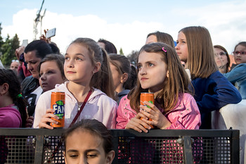 V tu chvíli by nikdo nehádal, že jsme pořád na Beerfestu. Publikum totiž značně omládlo :) Ale abychom nekřivdili rodičům - ti si s dětskými idoly také notovali...