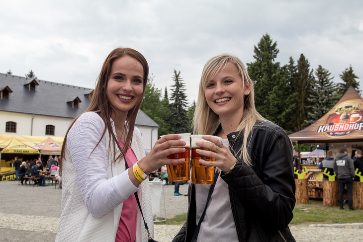 Hezké slečny a pivo - pro mnohé velmi líbivá kombinace...