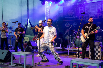 Své fanoušky si našla i slovenská kapela Polemic, která rozproudila kotel pod pódiem v rytmu ska.
