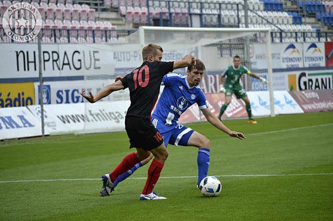 Podzimní měření sil na Hané mezi Sigmou a SFC skončilo remízou 1:1. Aleš Škerle bránil vniknutí Nemanji Kuzmanoviče do pokutového území.