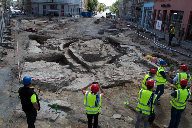 Krátce po zahájení průzkumu archeologové potvrdili své předpoklady a odkryli základy významné Hradské brány. Postavena byla ve třináctém století, kdy byla přes areál Olomouckého hradu a Podhradí vytvořena hlavní komunikace z nově založeného královského města. Během let byla mnohokrát přestavěna, vydržela až do roku 1876.