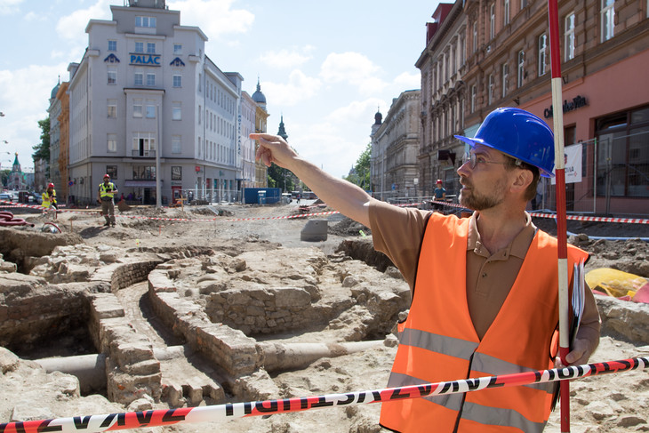 Podle vedoucího archeologického výzkumu Richarda Zatloukala (na snímku) se podařilo odkrýt základy kamenné brány zřejmě z lucemburské etapy výstavby opevnění, tedy ze 14. století, i z  doby budování barokní bastionové pevnosti a z nejmladších úprav ve 30. letech 19. století. Archeologové našli i skalní podloží s kolejemi, které do skály vyjela kola stovek povozů, projíždějících během staletí bránou.