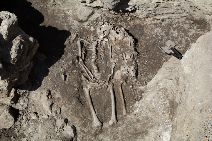 Objevila se i jedna záhada. Dvě lidské kostry, pohřbené v základech brány pravděpodobně mezi lety 1760 až 1792. Podle archeologů se může jednat o skrytá těla obětí dávného zločinu, překvapení ale vzbuzuje jejich doslova pietní uložení.