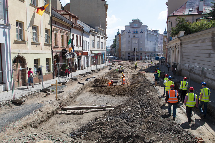 Od zahájení stavby 7. dubna už stavební firma stačila odstranit koleje i trolejové vedení, žulovou
dlažbu i podkladní vrstvy komunikace. Aktuálně stavební dělníci odstraňují další vrstvy zeminy,
pracují na výstavbě kanalizačních šachet, přípojek a na přeložce vodovodu.