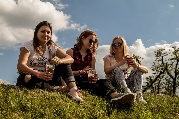 Chvílemi to bylo v pátek na pořádnou opalovačku. Lidé si užívali relax s pivem na trávníku...