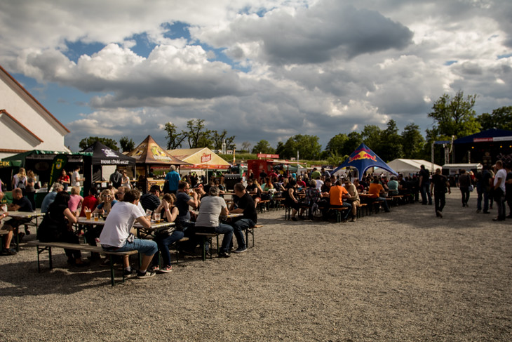 Tou dobou už to na obloze vypadalo všelijak... To by nebyl Beerfest, aby aspoň trochu nepršelo, mysleli si mnozí. Ale kapek spadlo naštěstí jen pár...