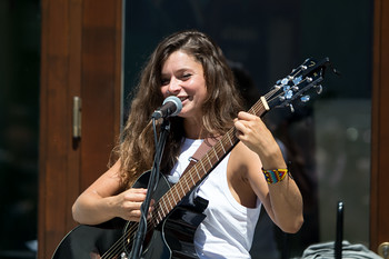 Před kinem Metropol hraje a zpívá Terez Wrau. Můžete si dokonce koupit její nové CD Foxes.