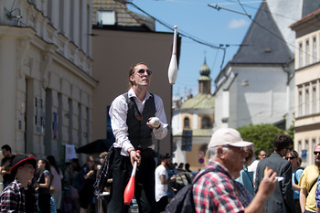 O zábavu se stará také skupina pouličních umělců. Tvoří tak dokonalou kulisu pohodové akce...