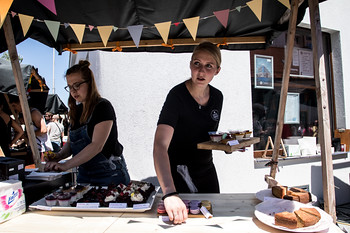 A venku se můžete občerstvit. Je libo koláč nebo vynikající cupcake?