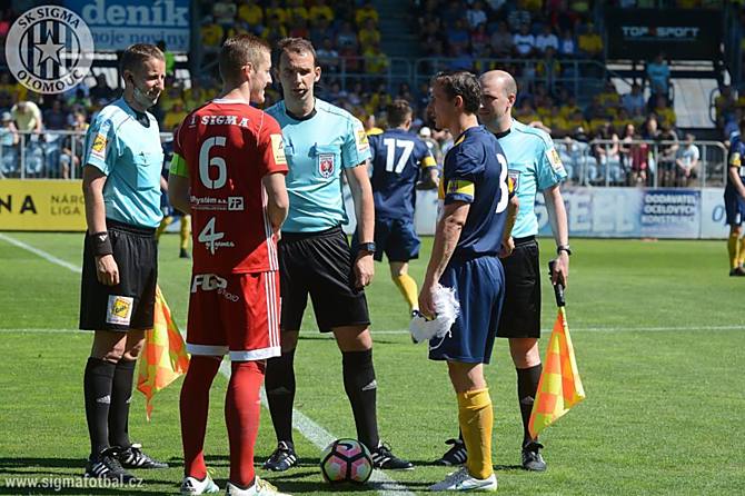 Jakub Plšek si před utkáním podal ruku se sudími a loučící se legendou Opavy Zdenkem Pospěchem.