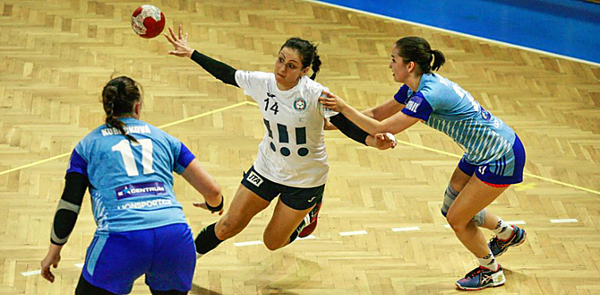 Obrana Zory ve druhém utkání v hale Sarezy v Porubě. Hanačky dokázaly vybojovat bronz.