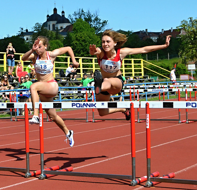 Bronzová medailistka z MČR v sedmiboji juniorek v Olomouci, závodnice AK Olomouc Michaela Gieselová (č. 117) běhu na 100 m překážek.