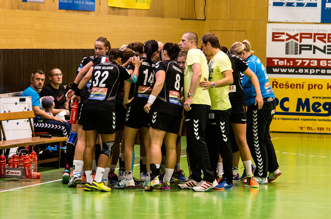 Pokřik před utkáním. Družstvo Zory před jedním z duelů předcházejícího ročníku.