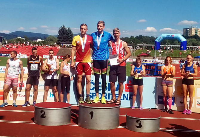 Olomoucký Tomáš Janeček (vpravo) na stupních vítězů při vyhlášení soutěže nejlepších trojskokanů.