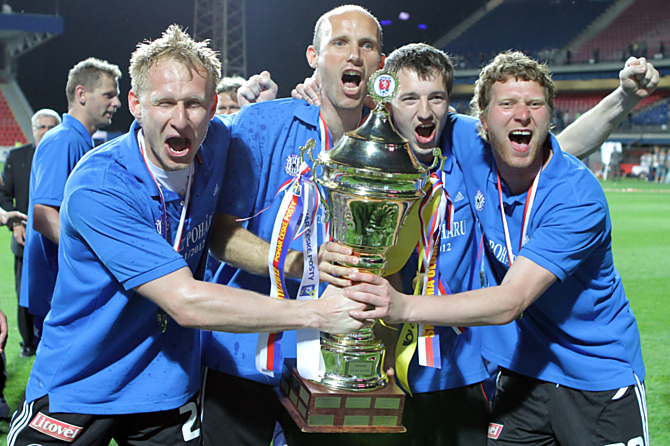 Brankáři s pohárem. Zdeněk Zlámal, trenér gólmanů Tomáš Lovásik, Martin Šustr a Martin Blaha s trofejí po zápase se Spartou.