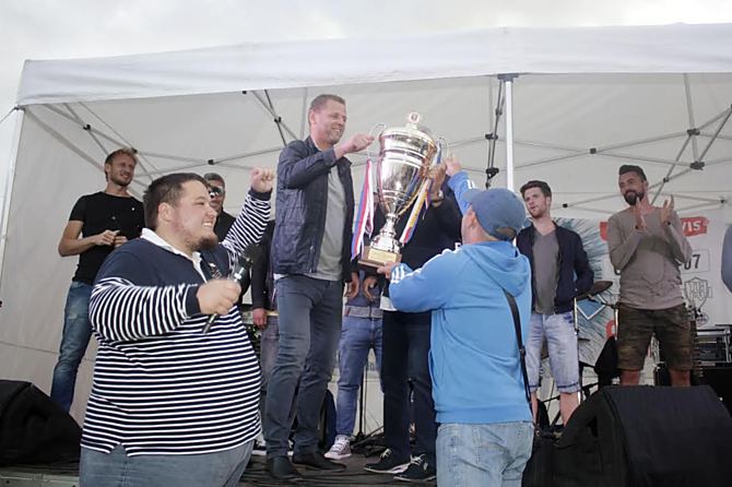Radim Kučera převzal o pět let později Pohár České pošty, za vzpomínkovou akci fanoušků Sigmy byl bývalý kapitán Olomouce vděčný.