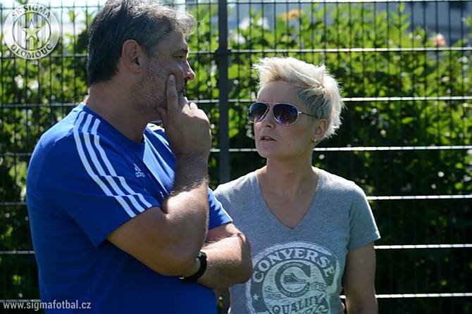 Sportovní ředitel SK Sigma Olomouc Ladislav Minář v diskusi se sportovní redaktorkou ČT SPORT Markétou Pernickou.