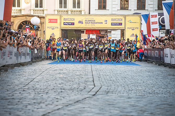 Se startovním číslem 1 poběží člen RunCzech Racing týmu Kenneth Keter, úplně nejrychlejším půlmaratoncem startovního pole je pak Simon Cheprot.