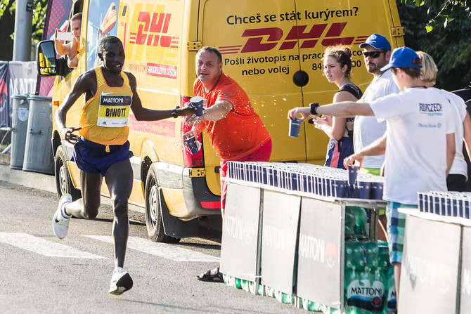 Loňský vítěz Stanley Biwott na občerstvovací stanici. Na letošní trati závodu rovněž nebude chybět 15 stanovišť se zdravotníky, ty budou označené jako AID Station.