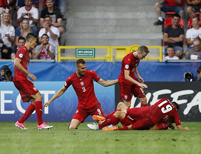 Gólová radost. Dva střídající hráči rozhodli duel s Itálií. Útočník Sigmy Olomouc Tomáš Chorý nahrál záložníkovi Slovácka Marku Havlíkovi, který se trefil přesně.