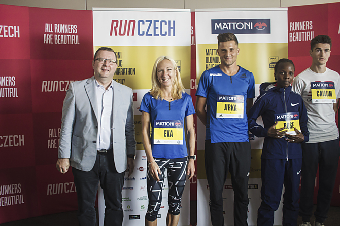 Největší favoritkou mezi českými běžkyněmi je Eva Vrabcová. Na tiskové konferenci zapózovali mezi primátorem Olomouc Antonínem Staňkem a běžeckým kolegou Jiřím Homoláčem.