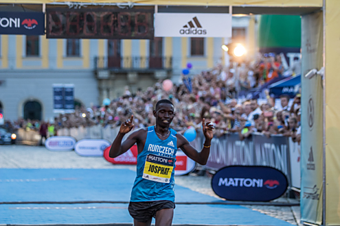 Josphat Kiprop Kiptis z Keni zvítězil v čase 1:01:50.