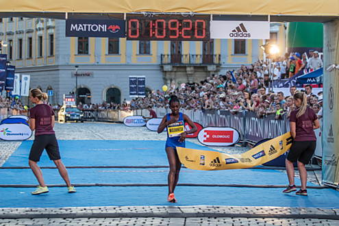 V ženách vyhrála časem 01:09:19 Worknesh Degefová z Etiopie.