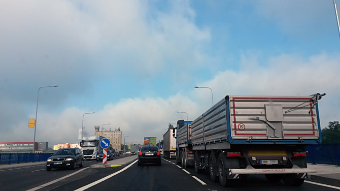 Rekonstrukce druhé části mostu na Velkomoravské je u konce. Řidiči ve směru na centrum poprvé projeli v pondělí 26. června.