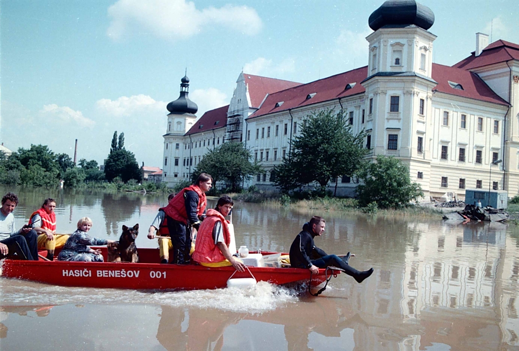 Pomáhal, kdo mohl. Na Moravu přijeli dobrovolníci z nezasažených částí republiky. Nejdůležitější bylo dostat do bezpečí obyvatele domů, jimž hrozilo zřícení.