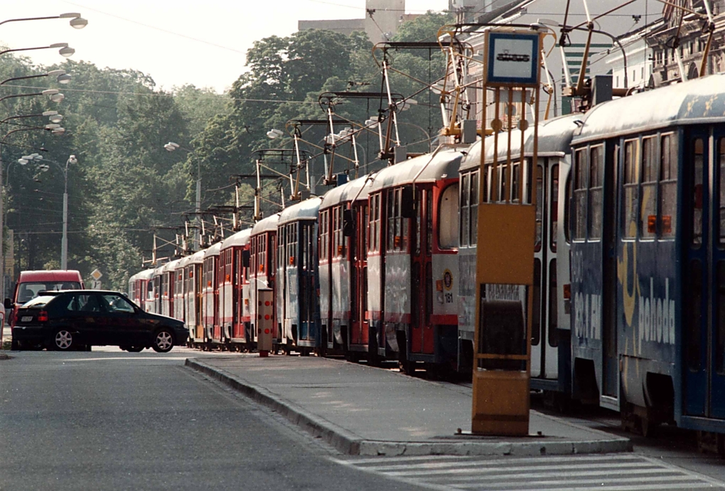 Voda vzala domovy i tramvajím. Ze zaplaveného depa je stihli včas evakuovat. Dlouhá řada vozů stála několik dnů na Litovelské ulici...