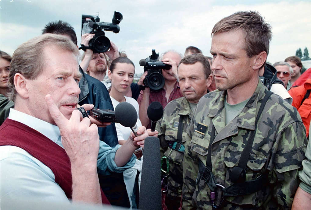 Už 10. července přiletěl do Olomouc prezident Václav Havel a zajímal se o průběh záchranných prací. Na rozdíl od primátora Ivana Kosatíka, který zůstal na dovolené...