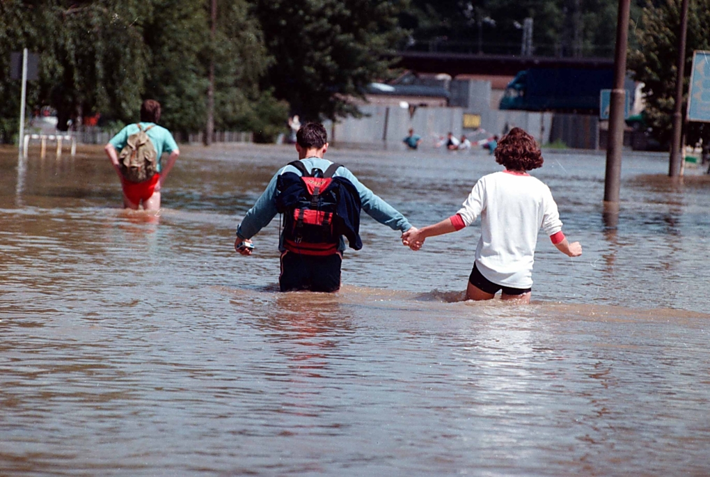Povodeň Olomoučany dokonale zaskočila. Škody šly do desítek miliard korun, voda zmařila mnoho lidských životů, několika tisícovkám vzala střechu nad hlavou.